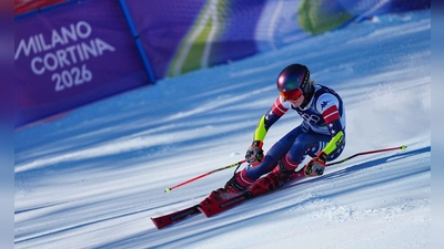 Talwärts -  Mikaela Shiffrin fährt im ersten Lauf beim Riesenslalom. (Foto: Michael Kappeler/dpa)