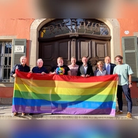 Holger Göttler, Paul Beitzer, Yasmin Hübel, Markus Kober, Oberbürgermeister Dr. Christoph Hammer, Nora Engelhard, Andreas Schirrle und Florian Zech (von links) wollen mit dem Hissen der Regenbogenflagge zu bestimmten Anlässen ein Zeichen setzen.  (Foto: Stadt Dinkelsbühl/Laura Krehn)