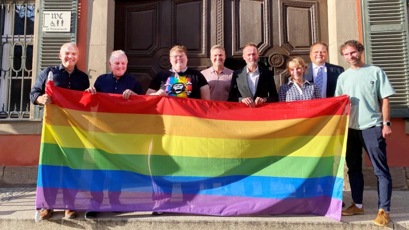 Holger Göttler, Paul Beitzer, Yasmin Hübel, Markus Kober, Oberbürgermeister Dr. Christoph Hammer, Nora Engelhard, Andreas Schirrle und Florian Zech (von links) wollen mit dem Hissen der Regenbogenflagge zu bestimmten Anlässen ein Zeichen setzen.  (Foto: Stadt Dinkelsbühl/Laura Krehn)