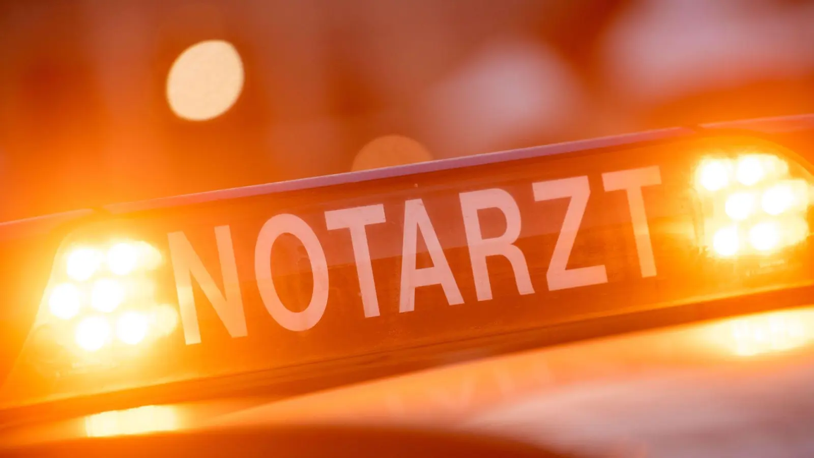Weil er eine Einsatzfahrt eines Notarztes zum Rasen missbraucht hat, ist ein Autofahrer in Augsburg verurteilt worden. (Symbolbild) (Foto: Lino Mirgeler/dpa)