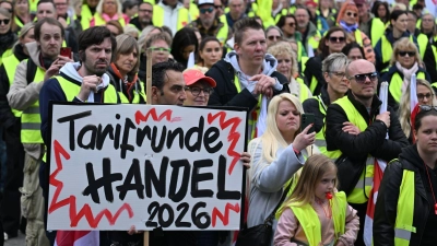 Ein Warnstreik Anfang Juli in Dortmund. Bundesweit hat es in den vergangenen Wochen viele Warnstreiks im Handel gegeben. (Archiv)  (Foto: Federico Gambarini/dpa)
