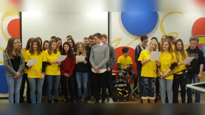 Zur 25-Jahr-Feier der Partnerschaft zwischen den Gymnasien in Scheinfeld und Trbovlje gab es auch eine Gesangseinlage eines gemischten Chors aus slowenischen Schülerinnen und Schülern (in gelben Shirts) und ihren fränkischen Austauschpartnern. Nicht nur dies ist nun offenbar Geschichte. (Foto: Andreas Reum)