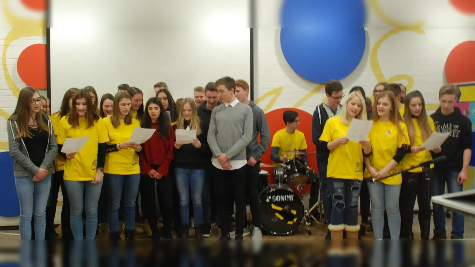 Zur 25-Jahr-Feier der Partnerschaft zwischen den Gymnasien in Scheinfeld und Trbovlje gab es auch eine Gesangseinlage eines gemischten Chors aus slowenischen Schülerinnen und Schülern (in gelben Shirts) und ihren fränkischen Austauschpartnern. Nicht nur dies ist nun offenbar Geschichte. (Foto: Andreas Reum)