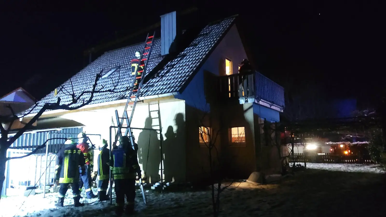 Die Feuerwehr löschte den Brand in dem Wohnhaus in Schnelldorf. (Foto: Marcus Lechner/Feuerwehr Schnelldorf)