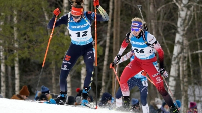 Vanessa Voigt (l) hat beim Biathlon-Weltcup in Estland den zweiten Platz erreicht. (Foto: Roman Koksarov/AP/dpa)