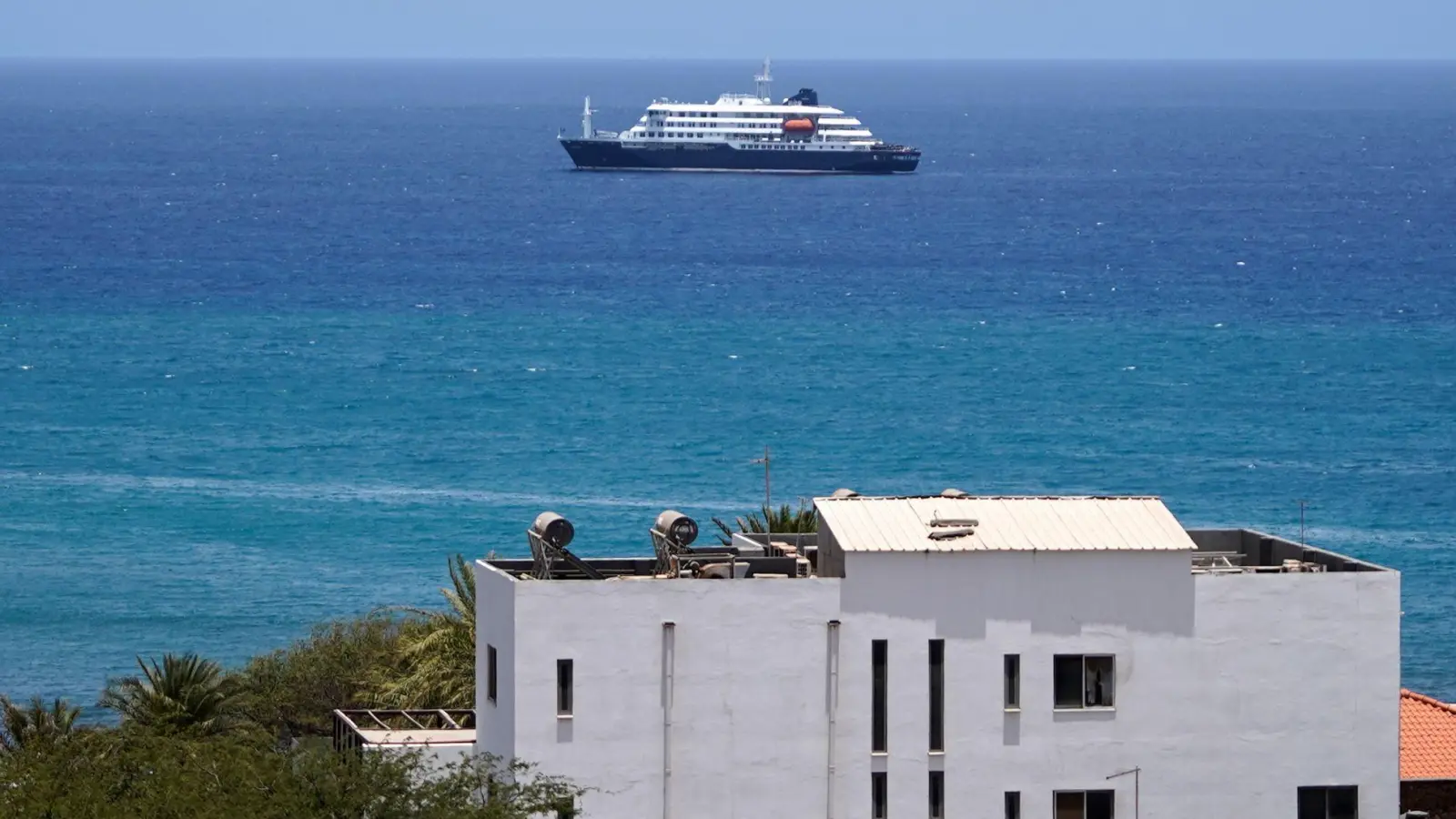 Das betroffene Schiff liegt im Hafen von Praia, Kap Verde. (Foto: Arilson Almeida/AP/dpa)