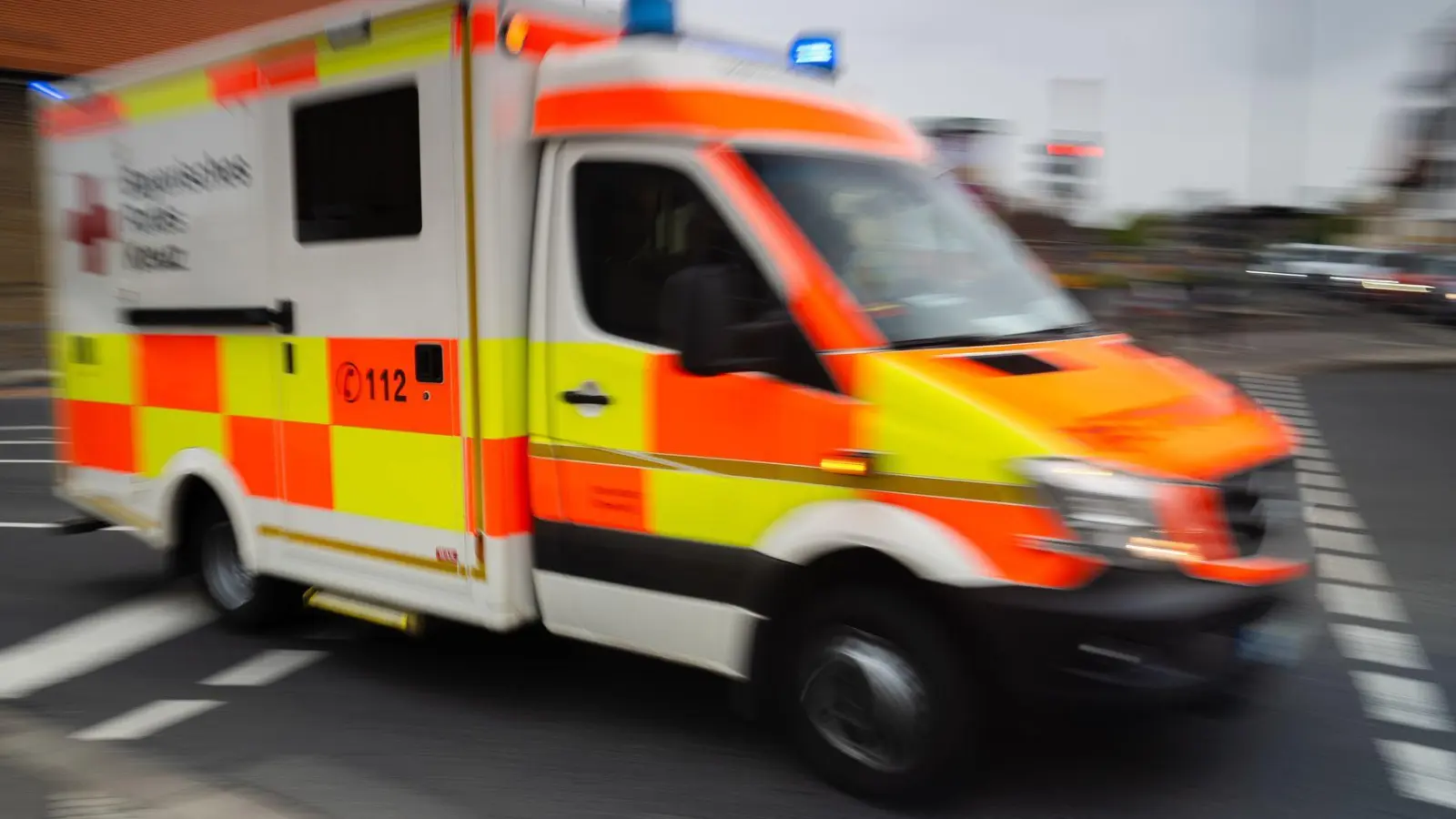 Beim Zusammenstoß zwischen einem Auto und einem Laster wurde eine Person schwer verletzt. (Symbolbild) (Foto: Nicolas Armer/dpa)