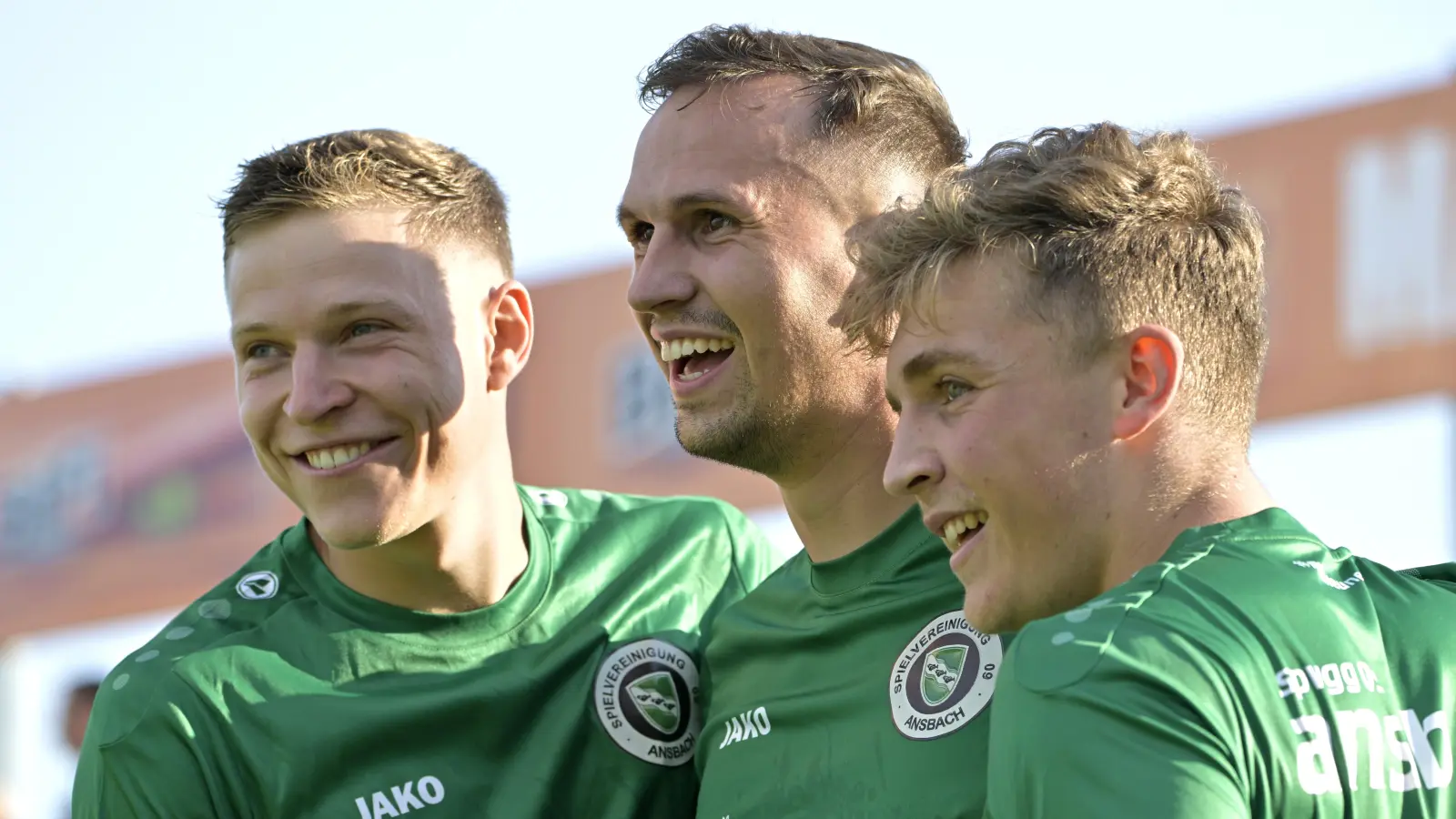 Charmeoffensive der Ansbacher Fußball-Boygroup: In der Regionalliga feierte die SpVgg mit dem 4:1 über Viktoria Aschaffenburg den ersten Saisonsieg, was bei Riko Manz, Lukas Schmidt und Nico Hayer (von links) für gute Laune sorgt. (Foto: Martin Rügner)