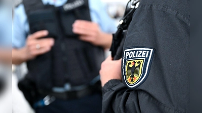 Zwei Bundespolizisten sind beim Dienstsport in der Bayreuther Fußgängerzone zufällig auf eine Auseinandersetzung zwischen Ladendetektiven und einem mutmaßlichen Ladendieb gestoßen und haben bei dessen Festhalten geholfen. (Symbolbild) (Foto: Sven Hoppe/dpa)