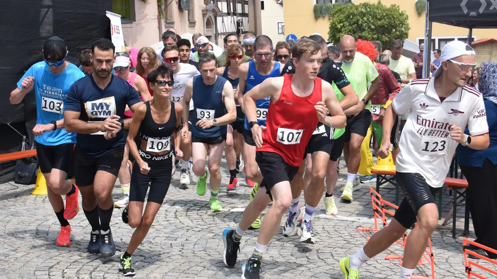 Gleich nach dem Start schon vorn: Sieger Moritz Aschoff (rechts), verfolgt von Leon Albrecht, Carolin Zahn, Jawad Anjoka und Moritz Uhl (erste Reihe von rechts). (Foto: Jörg Behrendt)