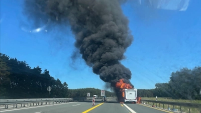Große Rauchwolke über der A6: Bei Neuendettelsau (Landkreis Ansbach) ging am Freitagnachmittag ein Camper in Flammen auf. (Foto: Livia Pusch)