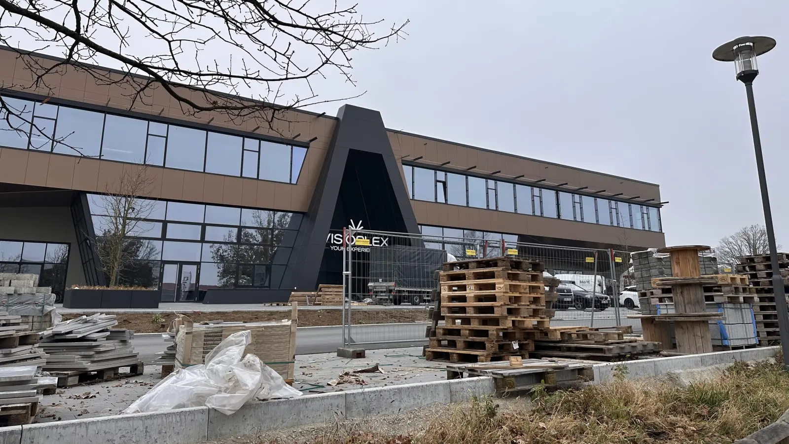 Der Brandschutz für ein Vorhaben wie das Visioplex-Projekt (Bild), in dessen rechten Gebäudeteil ein Kino mit zehn Sälen seinen Betrieb aufnehmen will, ist komplex. (Foto: Martina Haas)