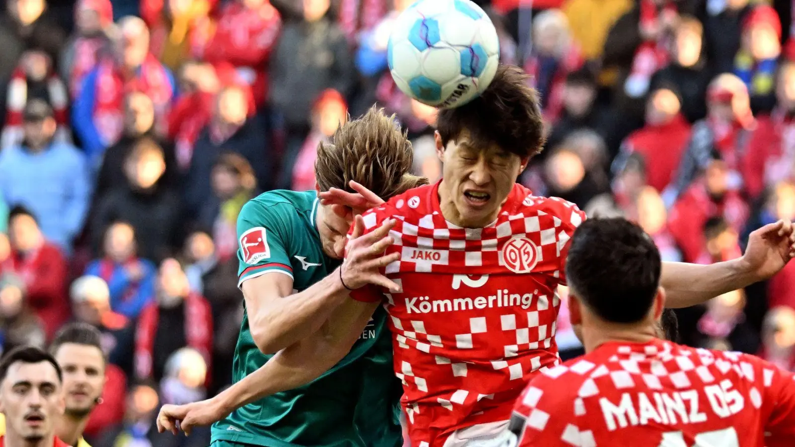 Der FSV Mainz 05 und der FC Augsburg lieferten sich ein umkämpftes Duell. (Foto: Torsten Silz/dpa)