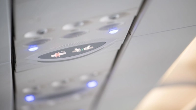 Bitte Anschnallen: Turbulenzen und andere Zwischenfälle können jederzeit auftreten und zu schweren Verletzungen führen. (Foto: Sebastian Gollnow/dpa/dpa-tmn)