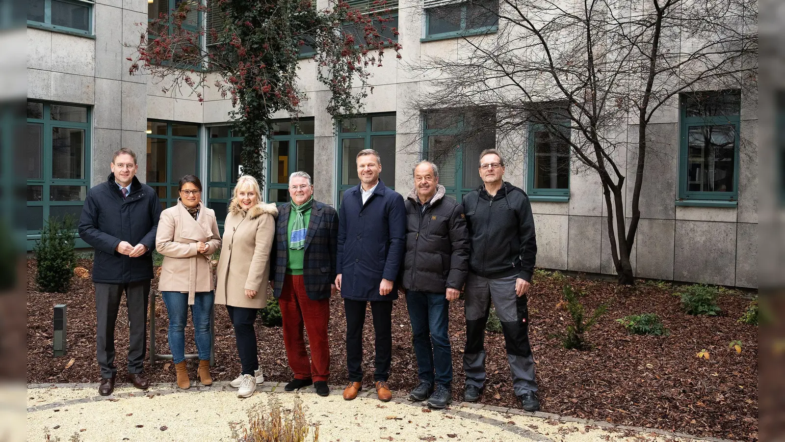 ANregiomed-Verwaltungsratsvorsitzender Landrat Dr. Jürgen Ludwig, kaufmännische Direktorin Amelie Becher, Fördervereinsvorsitzende Dr. Petra Ziegler, Architekt Jens Mayer-Eming, VR-Bank-Vorstand Markus Kober, Garten- und Landschaftsbauer Joachim Goldammer und technischer Leiter Günter Ganßer (von links) bei der offiziellen Übergabe des neu gestalteten Innenhofs der Klinik Dinkelsbühl. (Foto: ANregiomed/Tyler Larkin)