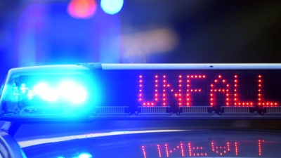 Die beiden Fahrzeuge waren laut Polizei am Morgen auf der B12 bei Röhrnbach (Landkreis Freyung-Grafenau) kollidiert. (Symbolbild)  (Foto: Stefan Puchner/dpa)