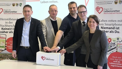 Drückten den Startknopf für die „Region der Lebensretter“ (von links): Landrat Dr. Jürgen Ludwig, Oberbürgermeister Thomas Deffner, Markus Seegert von der Integrierten Leitstelle, Landrat Dr. Christian von Dobschütz und Dr. Judith Joos. (Foto: Thomas Schaller)