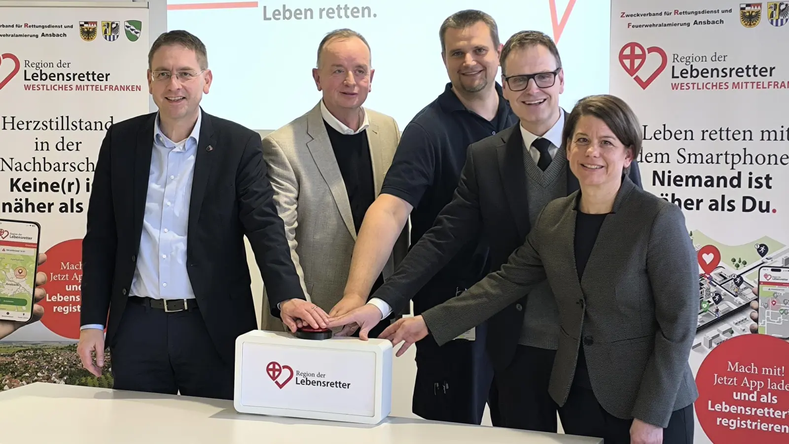 Drückten den Startknopf für die „Region der Lebensretter“ (von links): Landrat Dr. Jürgen Ludwig, Oberbürgermeister Thomas Deffner, Markus Seegert von der Integrierten Leitstelle, Landrat Dr. Christian von Dobschütz und Dr. Judith Joos. (Foto: Thomas Schaller)
