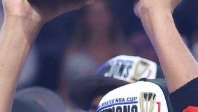 Der Center der New York Knicks, Karl-Anthony Towns (M), feiert mit seinen Mannschaftskameraden. (Foto: Ian Maule/AP/dpa)