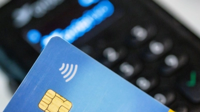 Im vergangenen Jahr haben Verbraucher in Deutschland so häufig bargeldlos mit der Girocard bezahlt wie nie. (Symbolbild) (Foto: Fernando Gutierrez-Juarez/dpa)