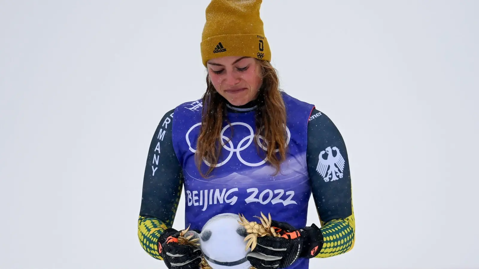 Skicrosserin Daniela Maier kämpft während der Flower Ceremony nach ihrem Bronze-Erfolg mit den Tränen. (Foto: Angelika Warmuth/dpa)