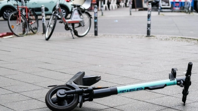 Die Zahl der Unfälle mit E-Rollern hat zugenommen. (Symbolbild) (Foto: Jens Kalaene/dpa-Zentralbild/dpa)