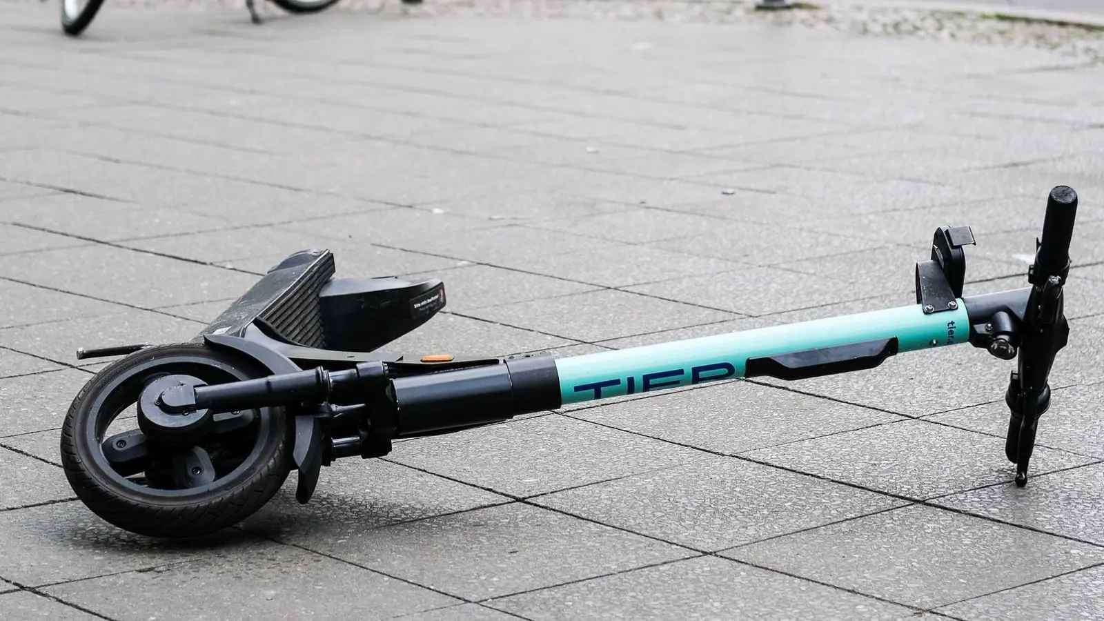 Mit einem E-Roller ist ein junger Mann in Ansbach verunglückt. (Symbolbild: Jens Kalaene/dpa)