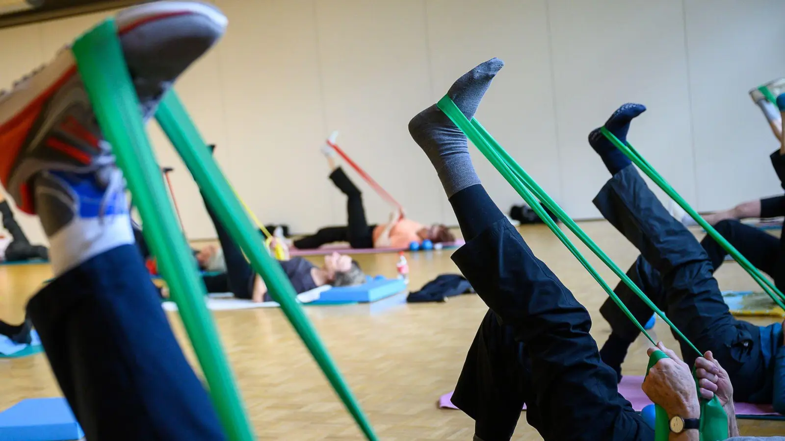 In einer Herzsportgruppe werden unter anderem Ausdauer, Kraft und Koordination trainiert.  (Foto: Sebastian Gollnow/dpa/dpa-tmn)