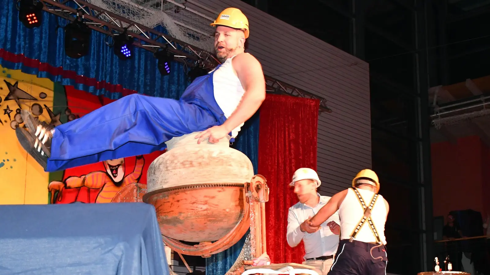 Nicht unbedingt fleißige Bauarbeiter waren in der Markt Erlbacher Prunksitzung direkt nach der Pause Thema. (Foto: Gudrun Schwarz)