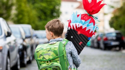 Einfach und individuell: Mit einem Schultütenrohling aus dem Handel lässt sich die Tüte schnell und nach eigenen Wünschen verzieren. (Foto: Moritz Frankenberg/dpa/dpa-tmn)