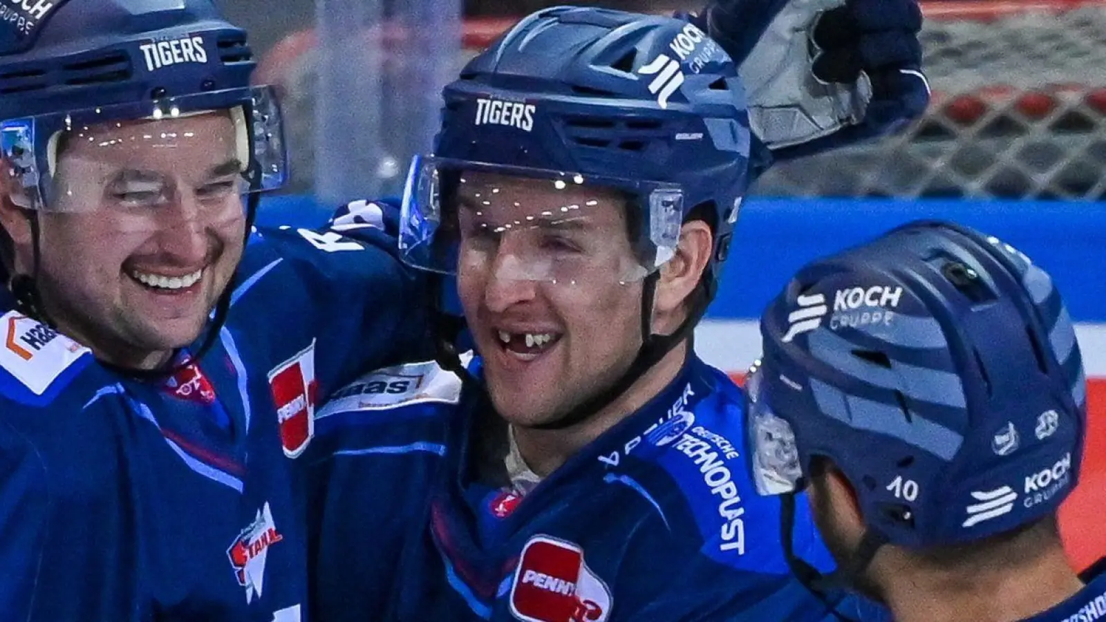 Akeson Jason von Straubing (l) jubelt mit Connolly Mike (M) von Straubing nach seinem Treffer zum 1:0 gegen Bremerhaven. (Foto: Armin Weigel/dpa/Archiv)