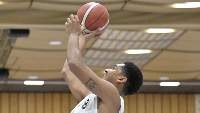 Aaron Lachner (hier im Spiel gegen Breitengüßbach) kann mehr, in den ersten drei Partien kam er im Schnitt auf nur 6,3 Punkte. (Foto: Martin Rügner)