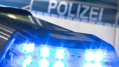 Von einem Lastwagen lösten sich Eisplatten und fielen auf ein Fahrzeug. (Symbolbild) (Foto: Friso Gentsch/dpa)