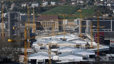 Die Stadt Stuttgart möchte frei werdende Bahnflächen rund um den Stuttgarter Hauptbahnhof für den Wohnungsbau nutzen - eine Gesetzesänderung erschwert das. (Archivbild) (Foto: Marijan Murat/dpa)