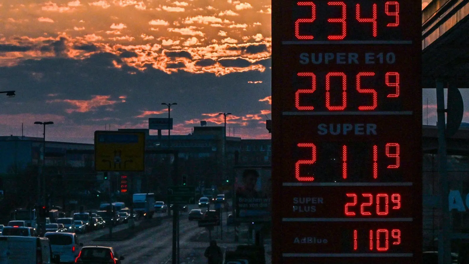 Seit dem Iran-Krieg sind die Spritpreise gestiegen. (Foto: Jens Kalaene/dpa)