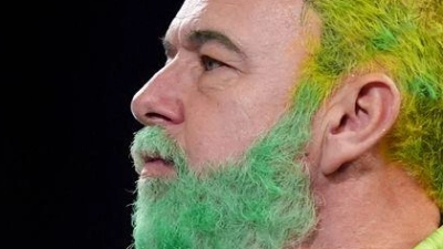 Peter Wright als Weihnachtsgrinch. (Foto: John Walton/PA Wire/dpa)