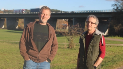 Andreas Post (links) aus Malmersdorf und Volker Irg aus Immeldorf setzen sich für Lärmschutz im Zuge des Ersatzneubaus der Autobahnbrücke übers Rezattal bei Lichtenau ein.  (Foto: Kristina Schmidl)