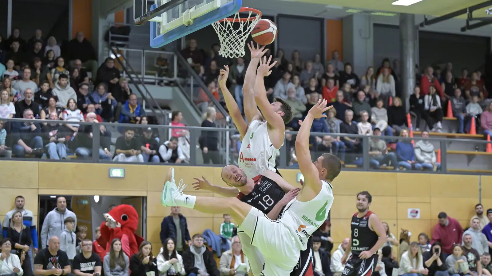 Sebastian Schröder (am Ball) bleibt stabil, während Teamkollege David Kurpiela und der Vilsbiburger Michael Theisinger ins Straucheln geraten. Seine Verletzung hat Schröder auskuriert. (Foto: Martin Rügner)