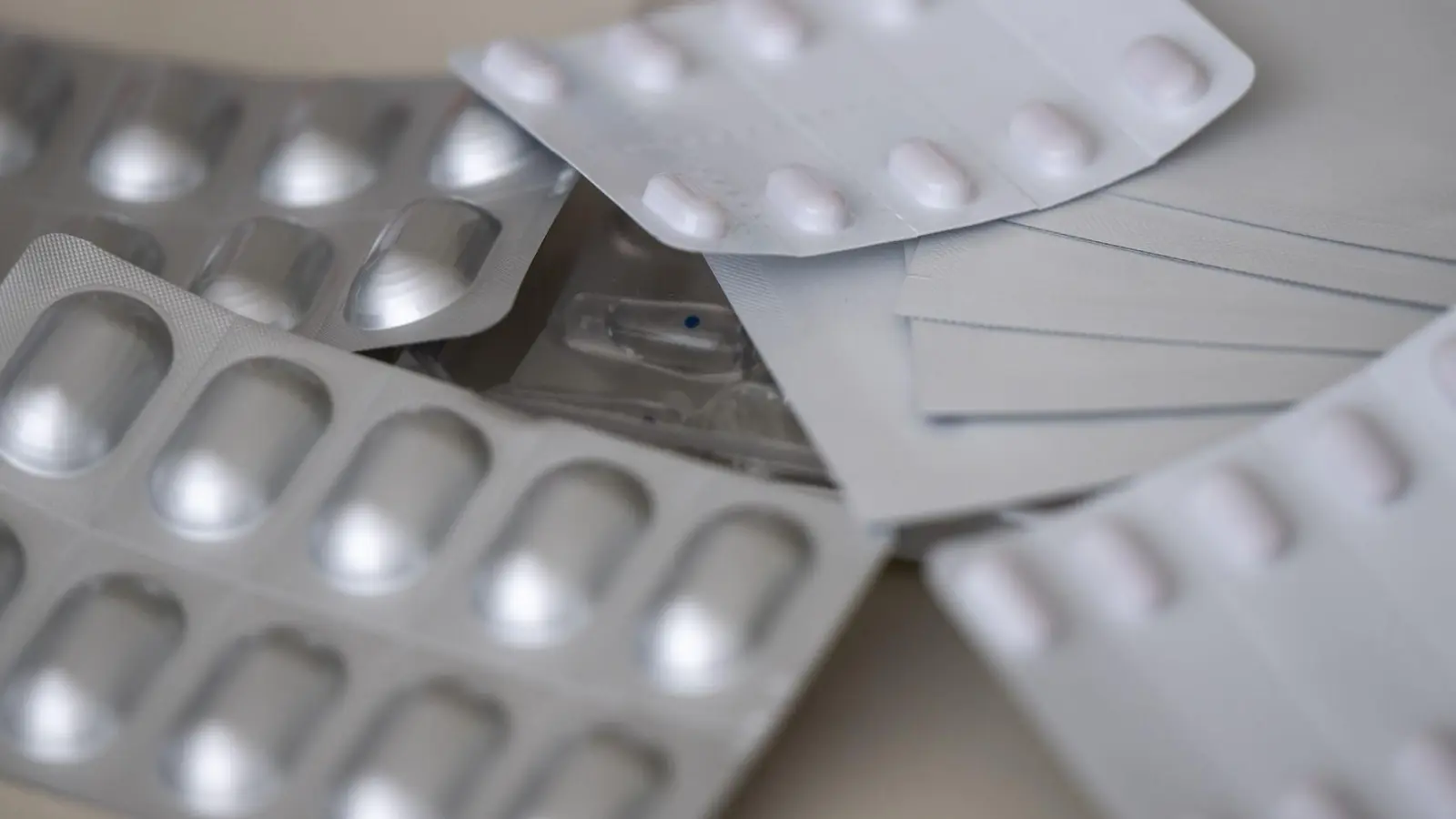 Die synthetischen Fentanyl, Tilidin und Oxycodon sind als Schmerzmittel zugelassen, haben in den USA jedoch eine verheerende Drogenepidemie ausgelöst. (Symbolbild) (Foto: Monika Skolimowska/dpa)