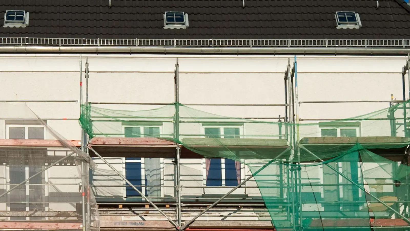 Ein Gerüst versperrt Ihnen die Sicht aus Ihrer Wohnung? Dann kann das eine Mietminderung rechtfertigen. (Foto: Andrea Warnecke/dpa-tmn)