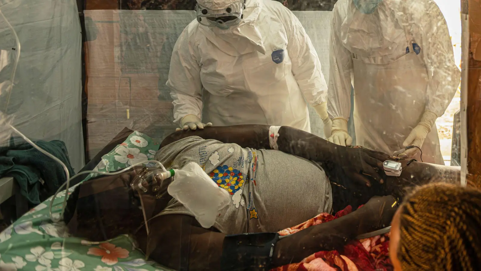 Helfer berichten, dass viele erst mit kritischen Symptomen in die Behandlungszentren kämen. (Foto: Moses Sawasawa/AP/dpa)