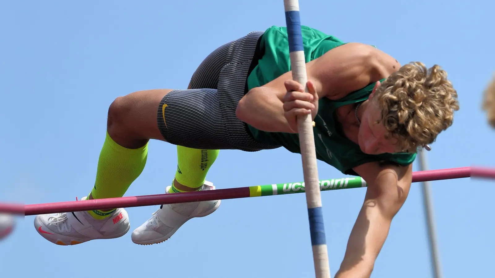 Jakob Sand sprang mit 3,80 Meter neuen Mittelfränkischen Rekord in der M14. (Foto: Claus Habermann)