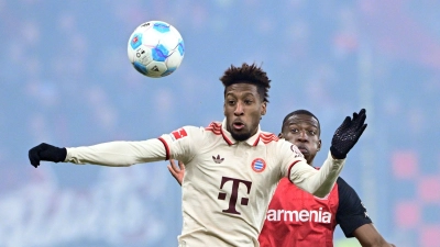 Bayer Leverkusen - Bayern München: Leverkusens Nordi Mukiele (l) und Bayerns Kingsley Coman kämpfen um den Ball. (Foto: Federico Gambarini/dpa)