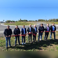 Schnittstelle: Am neuen Kreisverkehr im Osten von Leutershausen vollzogen (von links) Planer Uwe Härtfelder, Bauamtsleiter Markus Schmitt, Landrat Marco Meier, Bürgermeister Markus Liebich, Baufirmenchef Johannes Käser, Michael Marthold (N-Ergie Netz), Jürgen Herzog (Staatliches Bauamt) und Chris Kunzmann (Regierung von Mittelfranken) den symbolischen Eröffnungsakt. (Foto: Wolfgang Grebenhof)