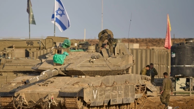 Israel hat die Alarmbereitschaft seiner Truppen im Gazastreifen vor dem Jahrestag des Massakers am 7. Oktober 2023 erhöht. (Symbolbild) (Foto: Ohad Zwigenberg/AP/dpa)