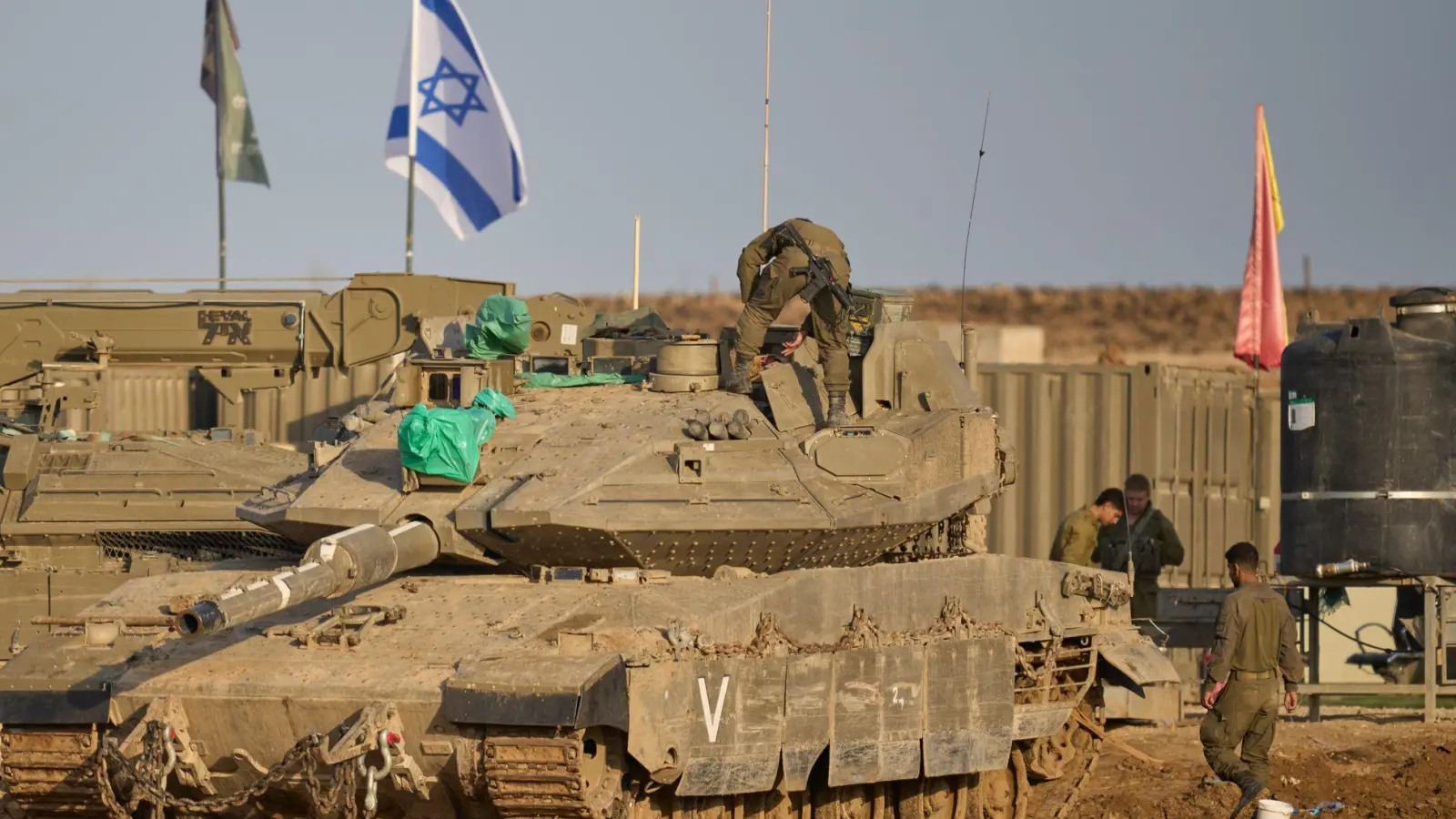 Israel hat die Alarmbereitschaft seiner Truppen im Gazastreifen vor dem Jahrestag des Massakers am 7. Oktober 2023 erhöht. (Symbolbild) (Foto: Ohad Zwigenberg/AP/dpa)