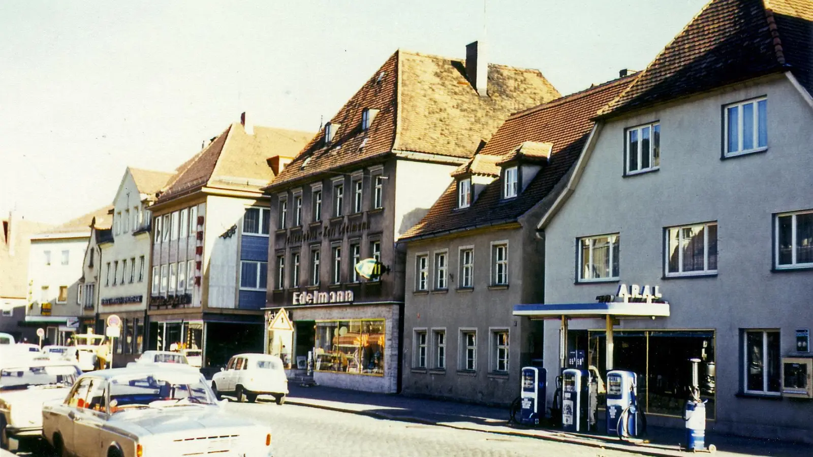 Im Jahr 1971 befand sich noch eine Tankstelle in der Wilhelmstraße. Sie war und ist laut dem Autor und Fotograf Walter Tropper „bis heute mit Abstand die wichtigste Einkaufstraße in Neustadt“. (Foto: Stadtarchiv Neustadt)