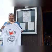 Mitorganisatorin Angelika Stierhof mit einem der Uehlfelder Storchen-T-Shirts aus dem Sortiment. Die Premierensaison ist gut verlaufen. (Foto: Johannes Zimmermann)
