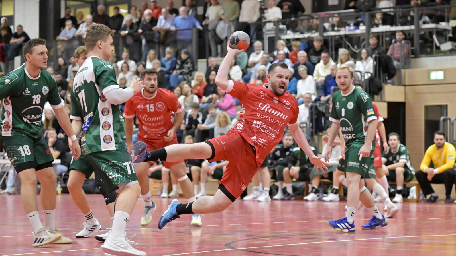 Mit fünf Toren war Daniel Laugner (mit Ball, im hier im Spiel gegen den TSV München-Allach) noch der treffsicherste Rothenburger. Die hohe Niederlage beim TSV Lohr verhinderte dies nicht. (Foto: Martin Rügner)