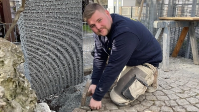 Patrick Haßler liebt seinen Beruf als Straßenbauer und wurde Kammersieger sowie zweiter Landessieger in seinem Handwerk. Hier ist er auf einer privaten Baustelle in Neuses bei Ansbach zu sehen. (Foto: Anna Beigel)